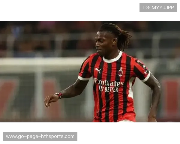 AC米兰抢断后打出三脚配合，莱奥射门稍稍宽出